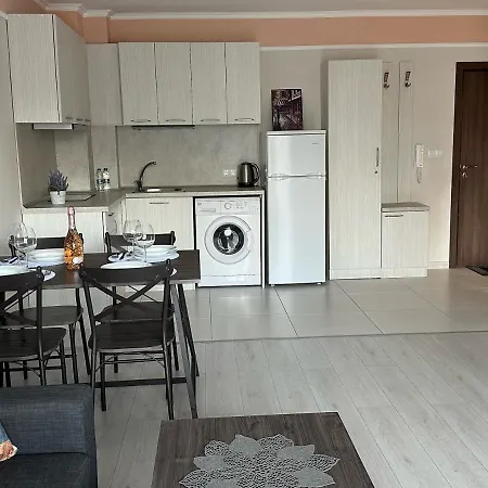 Апартаменти Sunny And Cosy In Admiral Plaza *