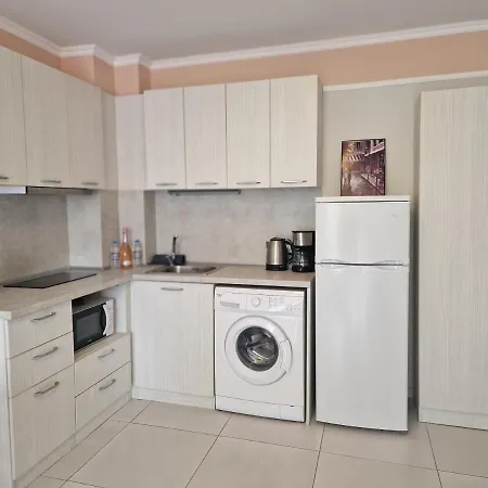 Sunny And Cosy In Admiral Plaza Апартаменти