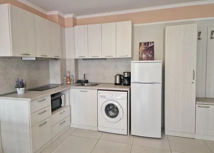 Sunny And Cosy In Admiral Plaza Apartment